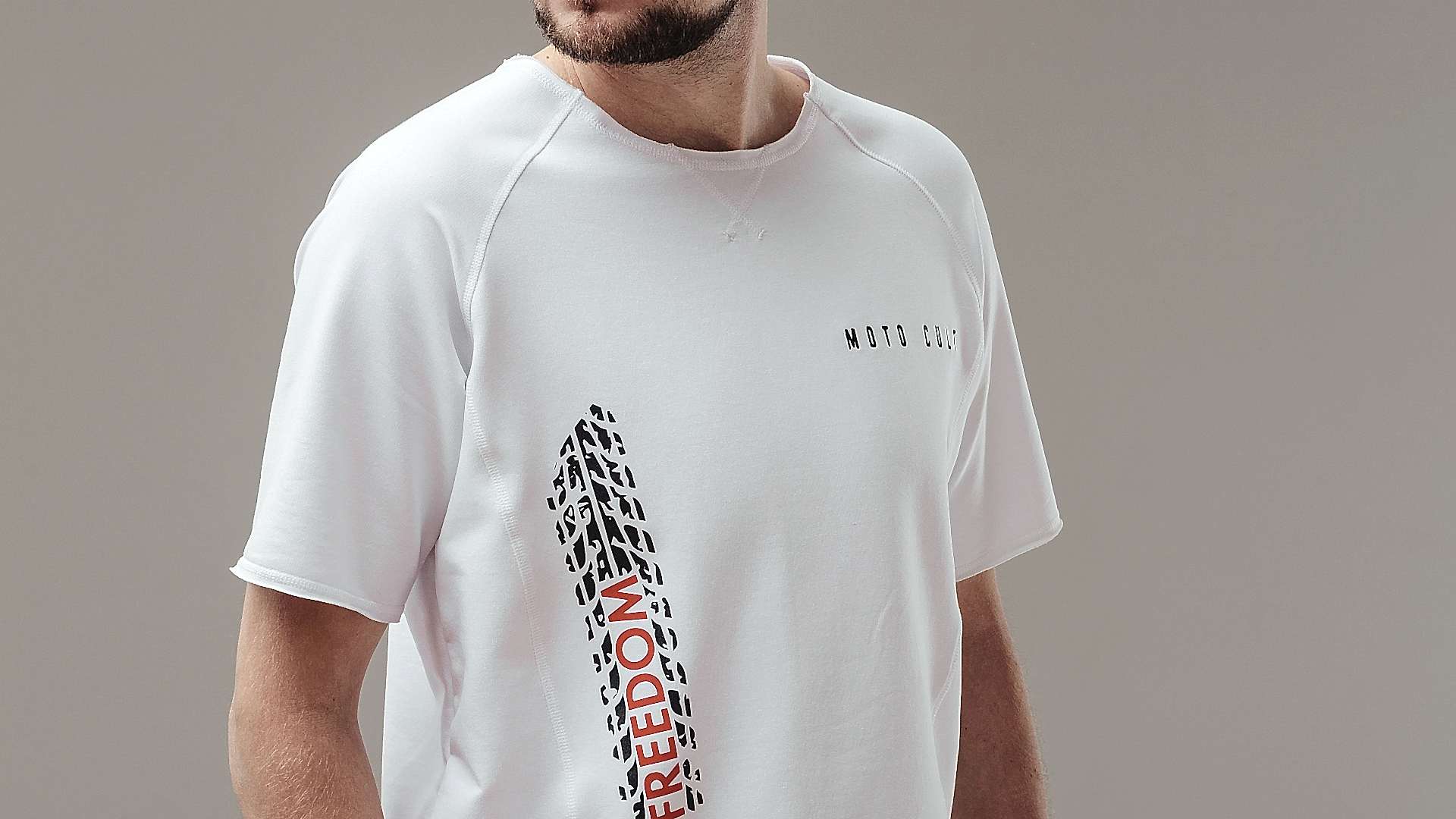 Белая футболка с рукавом реглан